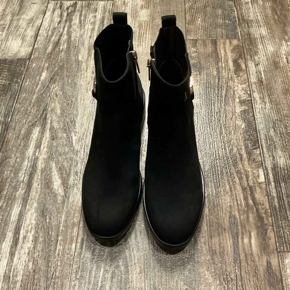Tommy Hilfiger Women's Black Ankle Booties with Gold Accent Size 8.5 - Picture 16 of 16